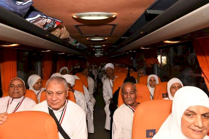 محافظ قنا يودع 140 حاجا قبل سفرهم الي الاراضي المقدسة