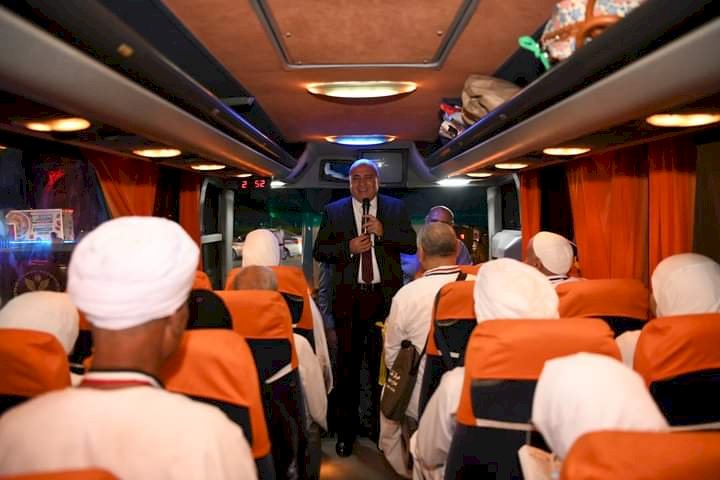 محافظ قنا يودع 140 حاجا قبل سفرهم الي الاراضي المقدسة