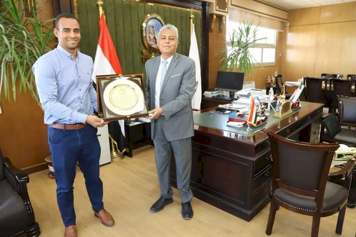 عبد الناصر يكرم رئيس جامعة جنوب الوادى