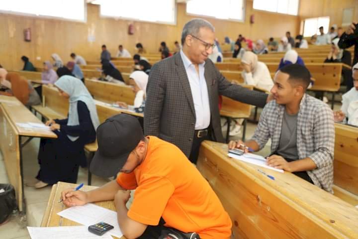 تحت درجة حرارة قاسية ..تواصل الامتحانات بجامعة جنوب الوادى فى 12 كلية ومعهد