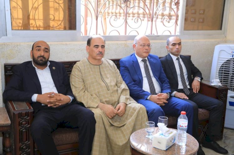 " الفقي " يؤدي واجب العزاء في وفاة والدة " رئيس جامعة سوهاج