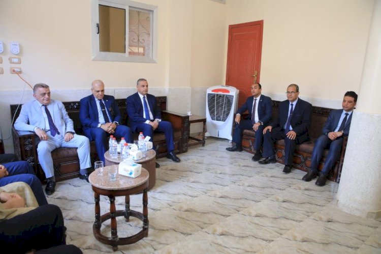 " الفقي " يؤدي واجب العزاء في وفاة والدة " رئيس جامعة سوهاج