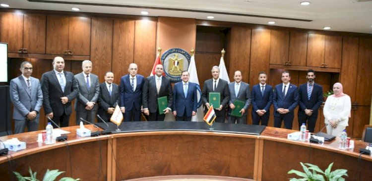توقيع مذكرة التفاهم بين جهاز المشروعات المتوسطة والصغيرة وهيئة البترول وشركة إيجاس