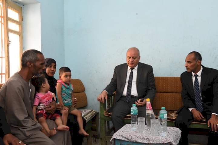 محافظ قنا يقدم واجب العزاء لأسرة العامل الذي توفي إثر حادث حريق محطة وقود المعنا