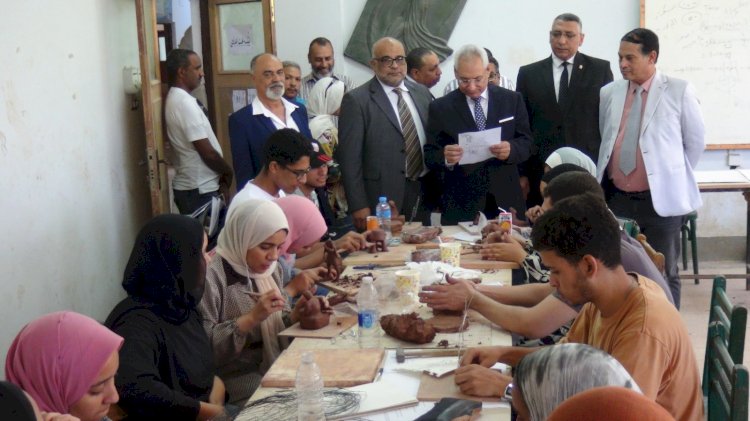 رئيس جامعة المنيا يفتتح معرضي "إطار حر" و "طائر القصاصات" بـ"فنون جميلة المنيا"