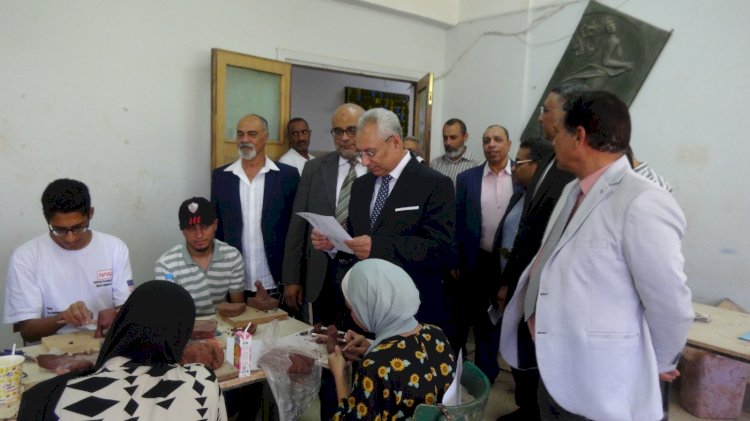 رئيس جامعة المنيا يفتتح معرضي "إطار حر" و "طائر القصاصات" بـ"فنون جميلة المنيا"