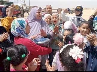 «طبول وزغاريد» في وداع حجاج المنيا قبل سفرهم للأراضي المقدسة