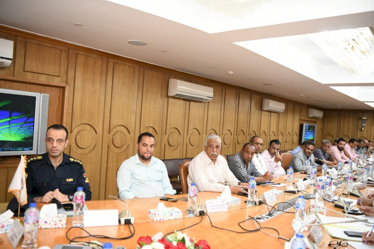 خلال اجتماع موسع .. محافظ قنا يتابع الموقف التنفيذى لأعمال ترفيق المناطق الصناعية 