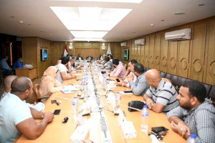 خلال اجتماع موسع .. محافظ قنا يتابع الموقف التنفيذى لأعمال ترفيق المناطق الصناعية 