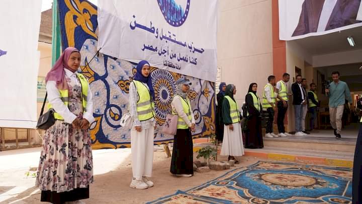 قافلة مستقبل وطن الطبية توقع الكشف علي 1422 حالة بقنا