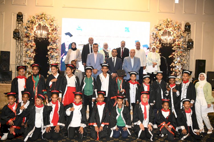 نائب محافظ قنا يشهد حفل تخرج طلاب مدارس التعليم المجتمعي