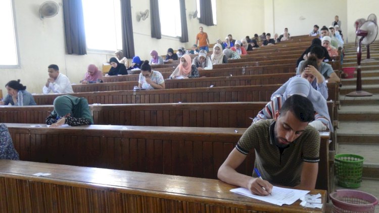 د. عصام فرحات يتفقد انتظام الامتحانات بـ" الطب البيطري" بالمنيا الجديدة