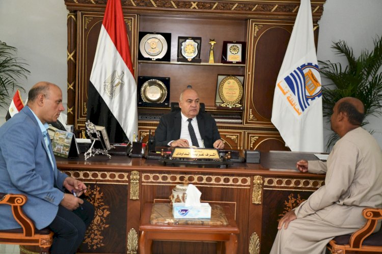 محافظ قنا يواصل استقبال المواطنين يوميا بمكتبه لبحث شكواهم