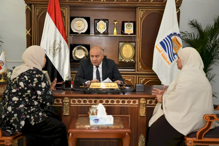 محافظ قنا يواصل استقبال المواطنين يوميا بمكتبه لبحث شكواهم