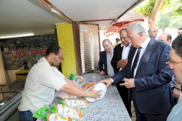 زيارة مفاجئة لوزير الزراعة لمنافذ الوزارة لتوفير السلع باسعار مخفضة استعدادا لعيد الاضحي المبارك