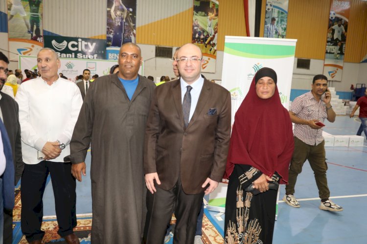 محافظ بني سويف يُسلّم عقود تمويل لمشروعات صغيرة بــ  6 مليون جنيهاً  لـــ 200  مستفيداُ