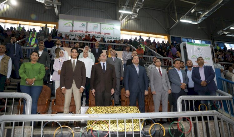 محافظ بني سويف يُسلّم عقود تمويل لمشروعات صغيرة بــ  6 مليون جنيهاً  لـــ 200  مستفيداُ