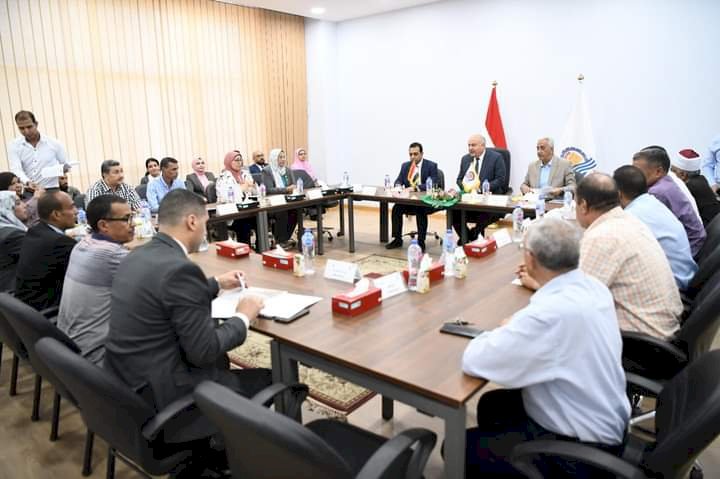 محافظ قنا يناقش بنود لائحة النظام الأساسي لمكتبة مصر العامة