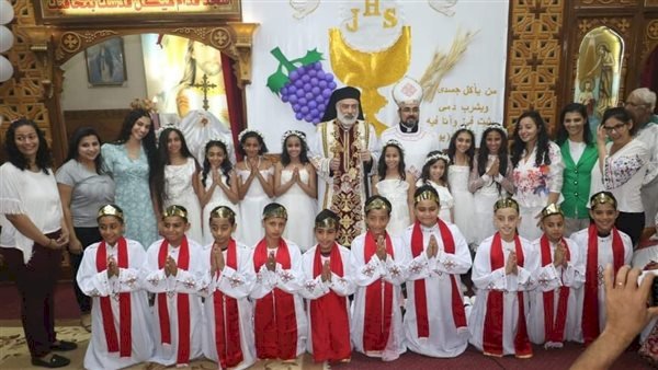 الأنبا باسيليوس يترأس قداس المناولة الاحتفالية بكنيسة مارمرقس بالمنيا