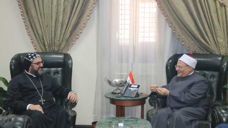مفتي الجمهورية يستقبل كاهن الكنيسة السريانية للتهنئة بالعيد