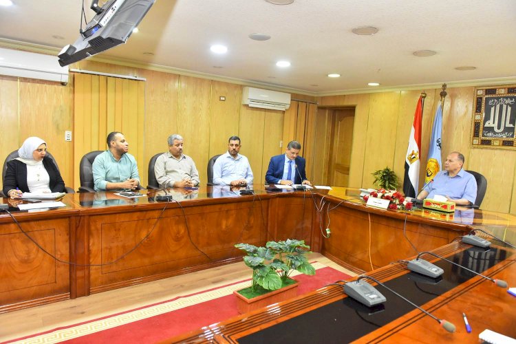 محافظ أسيوط يترأس اجتماع متابعة الموقف التنفيذى لمشروعات الوحدات والمراكز الصحية بالقرى