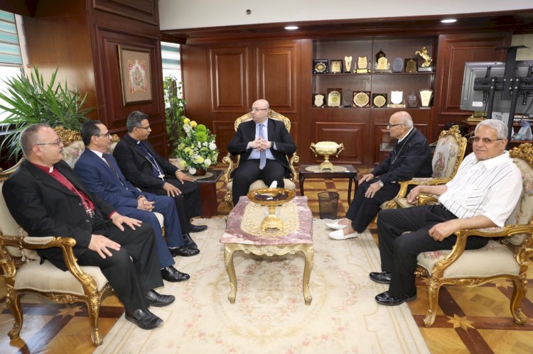 محافظ بني سويف يستقبل وفداً من قيادات الكنيسة الإنجيلية لتقديم التهنئة بمناسبة عيد الأضحى المبارك