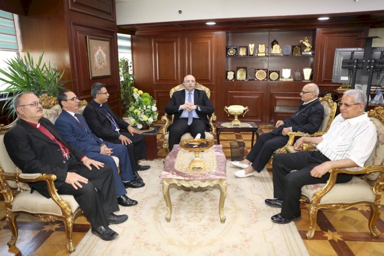 محافظ بني سويف يستقبل وفداً من قيادات الكنيسة الإنجيلية لتقديم التهنئة بمناسبة عيد الأضحى المبارك