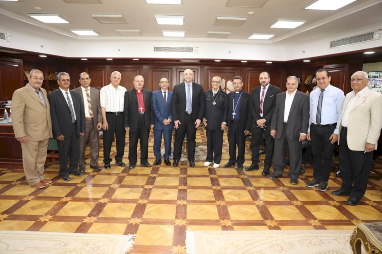 محافظ بني سويف يستقبل وفداً من قيادات الكنيسة الإنجيلية لتقديم التهنئة بمناسبة عيد الأضحى المبارك