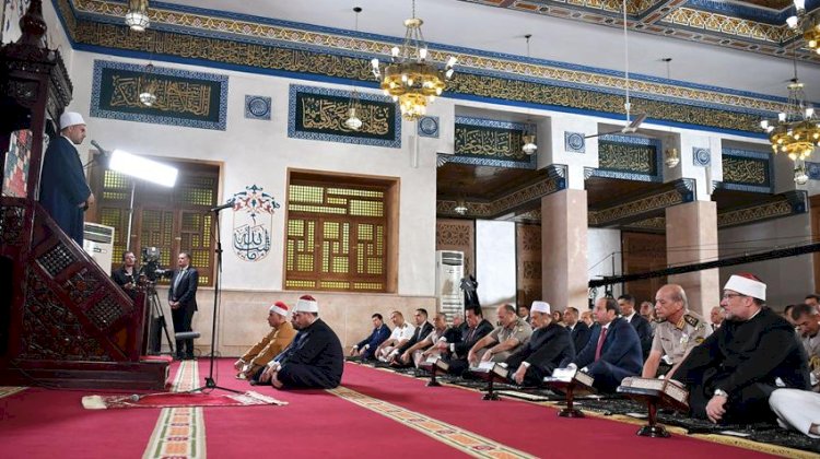 بالصور الرئيس السيسي يؤدي صلاة العيد بمسجد القوات الجوية