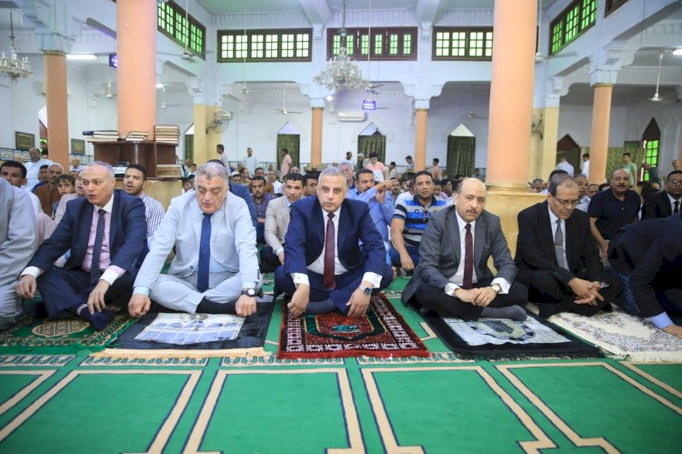 اللواءان الفقي محافظ سوهاج وشرباش مدير الامن يؤديان صلاة عيد الأضحى المبارك بمسجد "الشرطة"