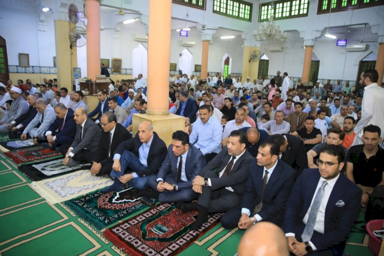 اللواءان الفقي محافظ سوهاج وشرباش مدير الامن يؤديان صلاة عيد الأضحى المبارك بمسجد "الشرطة"