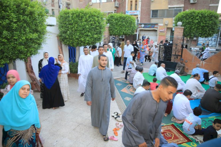اللواءان الفقي محافظ سوهاج وشرباش مدير الامن يؤديان صلاة عيد الأضحى المبارك بمسجد "الشرطة"