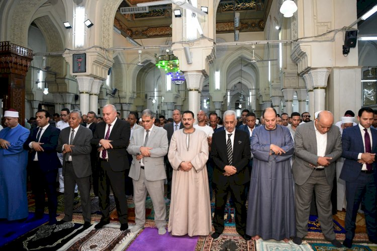 محافظ قنا يؤدى صلاة عيد الأضحي المبارك بمسجد العارف بالله سيدى عبدالرحيم القنائى
