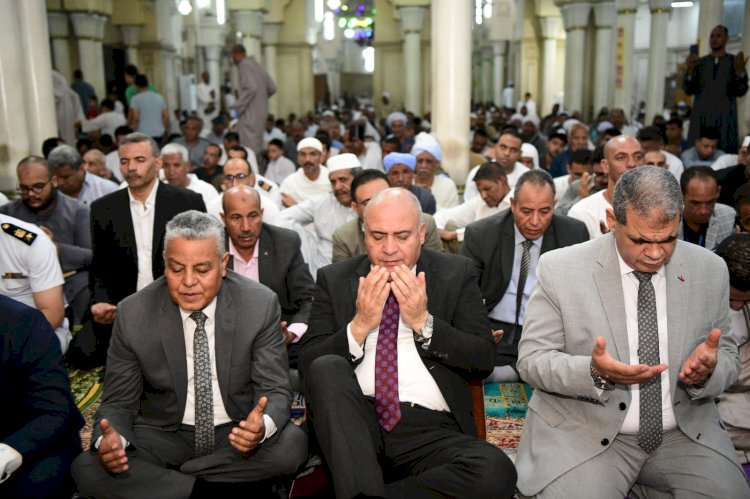 محافظ قنا يؤدى صلاة عيد الأضحي المبارك بمسجد العارف بالله سيدى عبدالرحيم القنائى