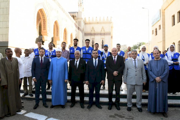 محافظ قنا يؤدى صلاة عيد الأضحي المبارك بمسجد العارف بالله سيدى عبدالرحيم القنائى