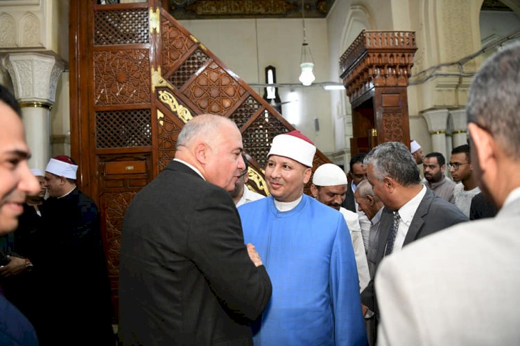 محافظ قنا يؤدى صلاة عيد الأضحي المبارك بمسجد العارف بالله سيدى عبدالرحيم القنائى