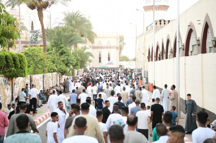 محافظ قنا يؤدى صلاة عيد الأضحي المبارك بمسجد العارف بالله سيدى عبدالرحيم القنائى