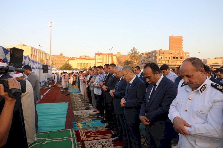 محافظ المنيا يؤدي صلاة عيد الأضحى بساحة مدرسة الفريق صفى الدين أبو شناف