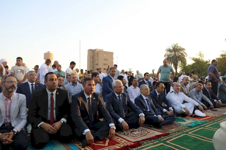 محافظ المنيا يؤدي صلاة عيد الأضحى بساحة مدرسة الفريق صفى الدين أبو شناف