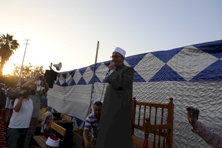 محافظ المنيا يؤدي صلاة عيد الأضحى بساحة مدرسة الفريق صفى الدين أبو شناف