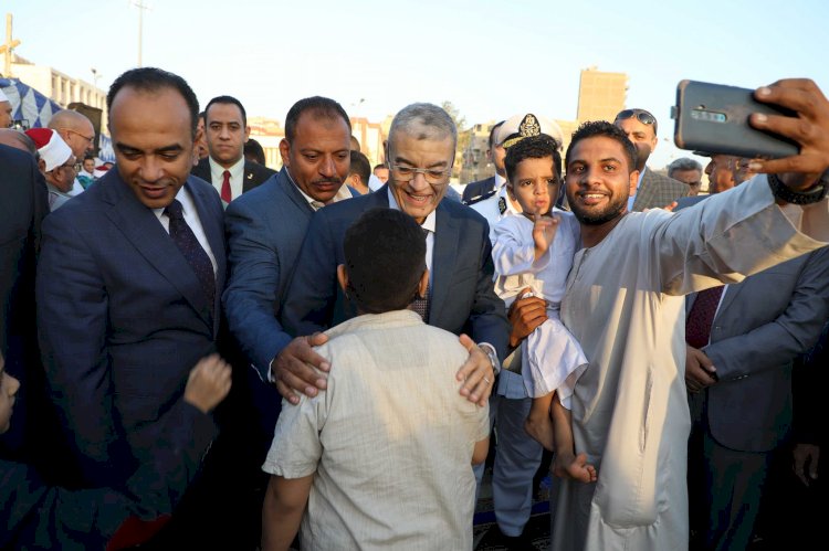 محافظ المنيا يؤدي صلاة عيد الأضحى بساحة مدرسة الفريق صفى الدين أبو شناف