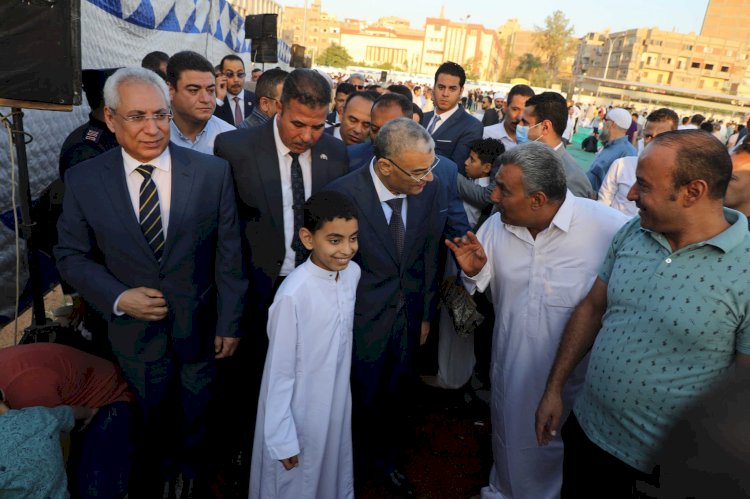محافظ المنيا يؤدي صلاة عيد الأضحى بساحة مدرسة الفريق صفى الدين أبو شناف