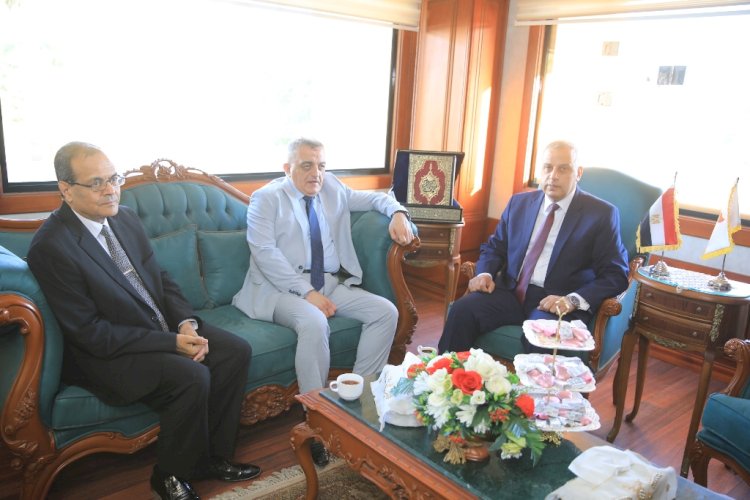 في حب منقطع النظير اهالي سوهاج يهنئون الفقي بالعيد في المحافظة