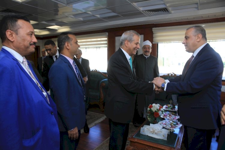 في حب منقطع النظير اهالي سوهاج يهنئون الفقي بالعيد في المحافظة