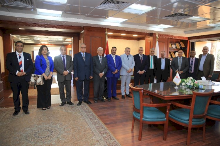 في حب منقطع النظير اهالي سوهاج يهنئون الفقي بالعيد في المحافظة