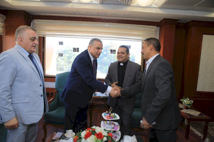 في حب منقطع النظير اهالي سوهاج يهنئون الفقي بالعيد في المحافظة