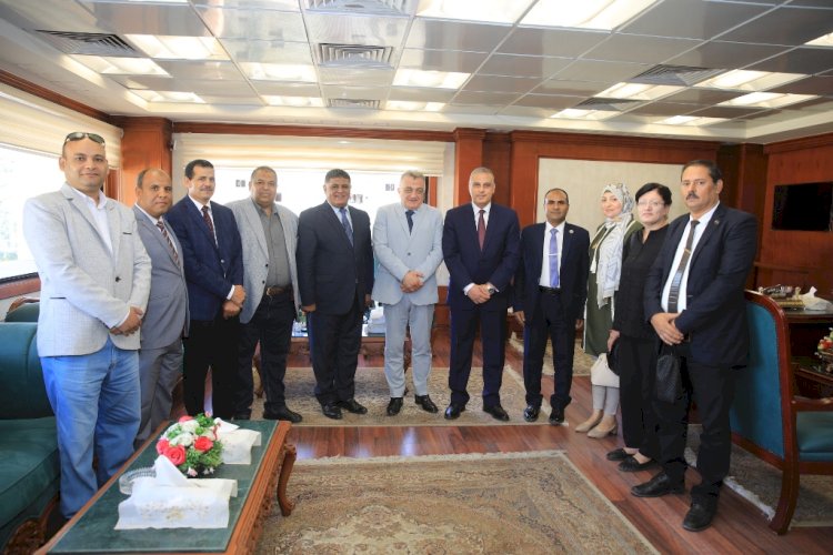 في حب منقطع النظير اهالي سوهاج يهنئون الفقي بالعيد في المحافظة