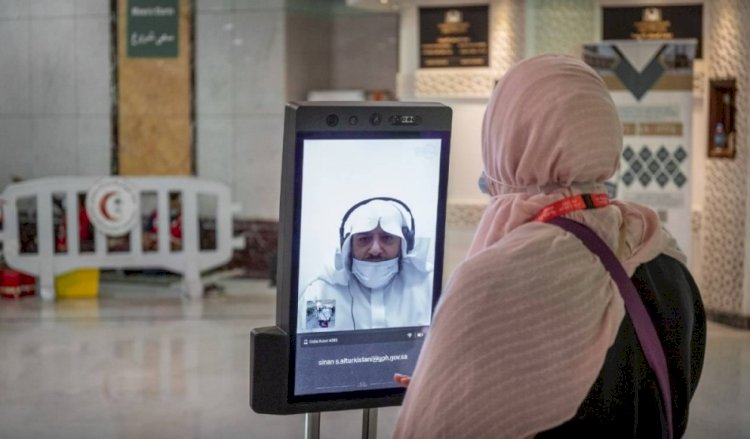 رئاسة الحرمين" تتابع سير عمل الروبوتات الذكية في خدمة ضيوف الرحمن بالمسجد الحرام