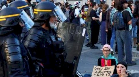 بالصور باريس تشتعل