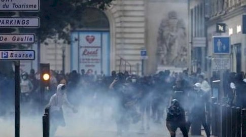 بالصور باريس تشتعل